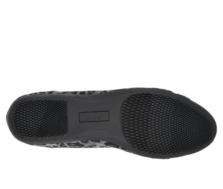 New Cliffs by White Mountain Women's Calming Flats