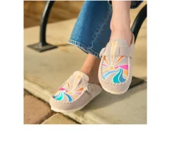 New Minnetonka Women's Buckle Clog Clogs