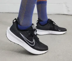 Outlet Nike Women's Interact Run Sneakers